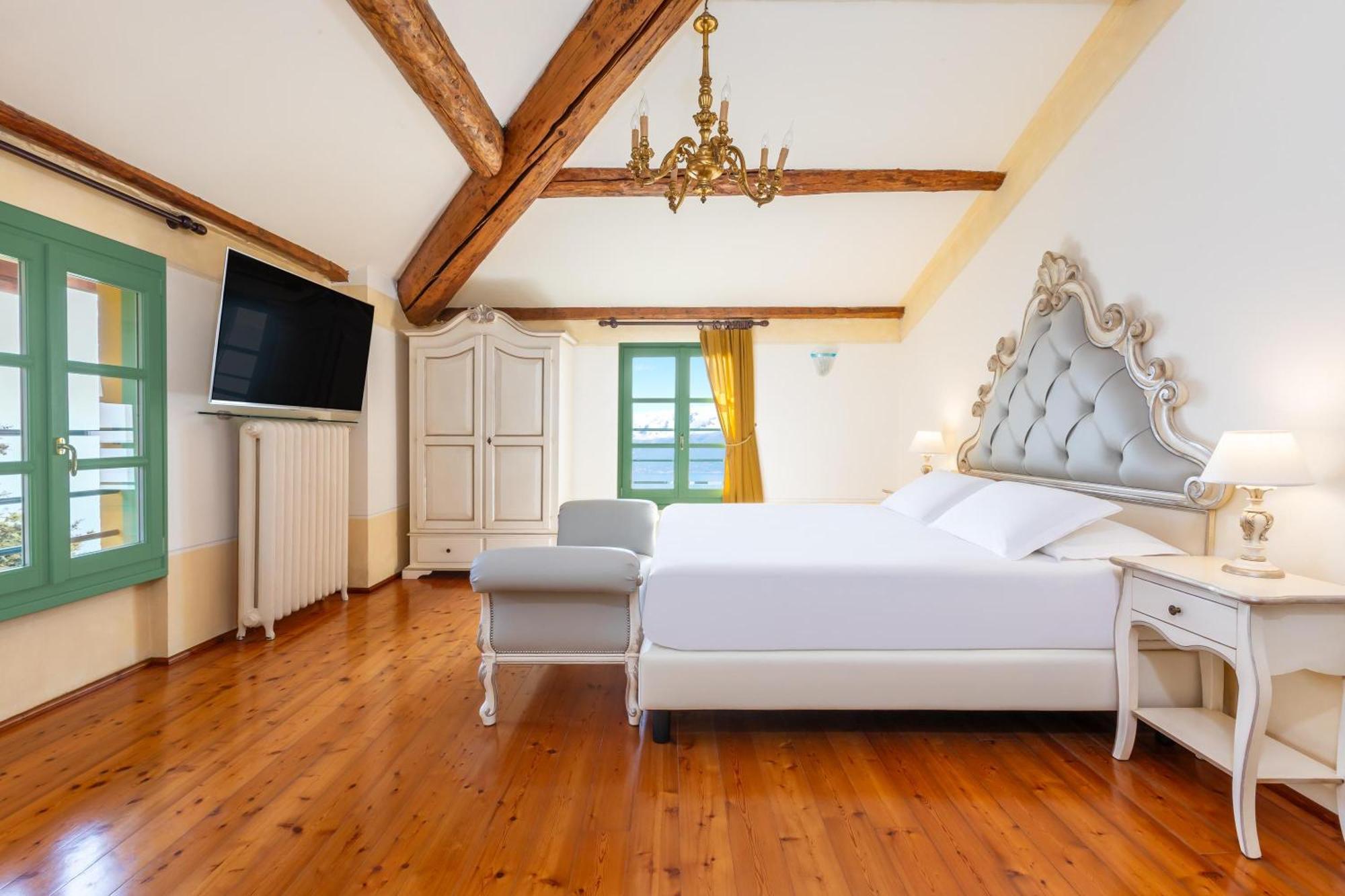 Junior Suite Lake View Villa