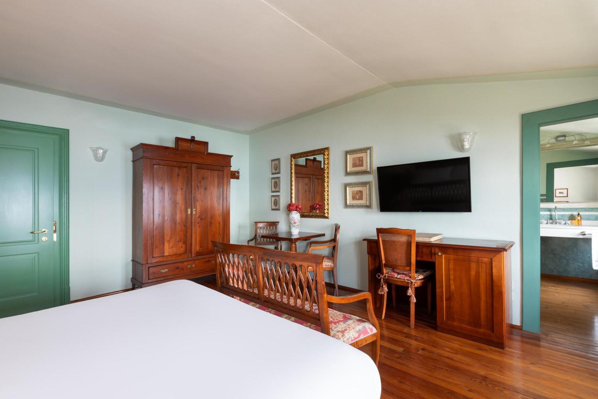 Junior Suite Lake View Villa